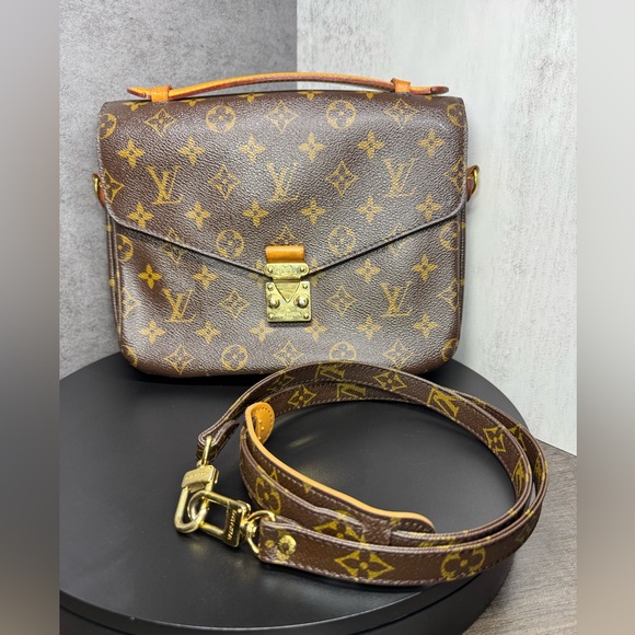 Louis Vuitton Handbags - ❌SOLD❌Louis Vuitton Pochette Métis w/ COA